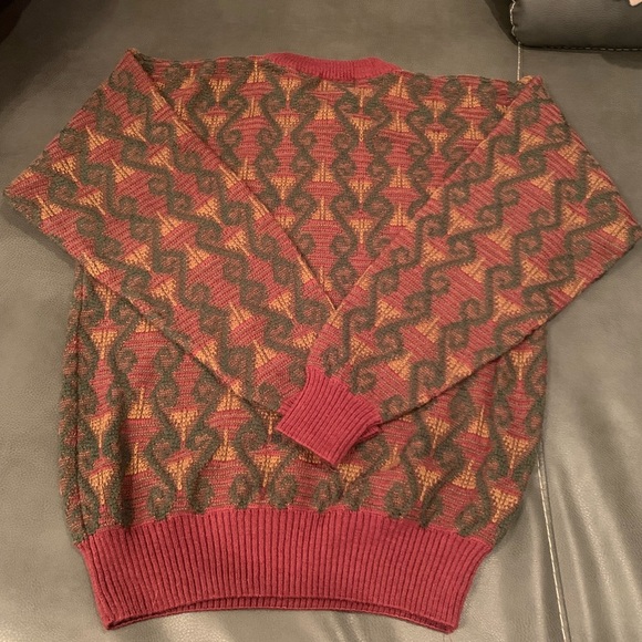 Vintage Sweater Graphix - Picture 3 of 3